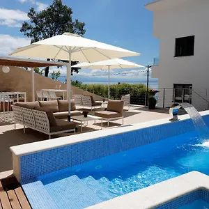 Apartment Modena Maris-heated Pool-grill-relax-jacuzzi, Ičići